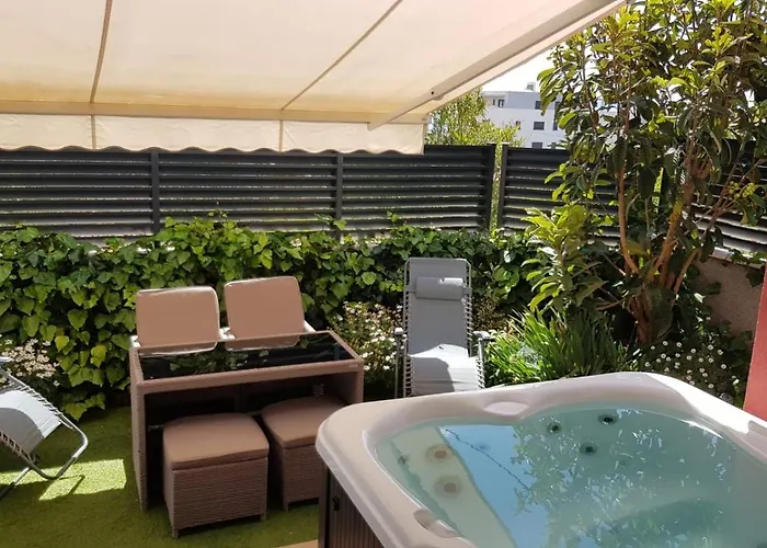 Salvia With Private Jacuzzi Split