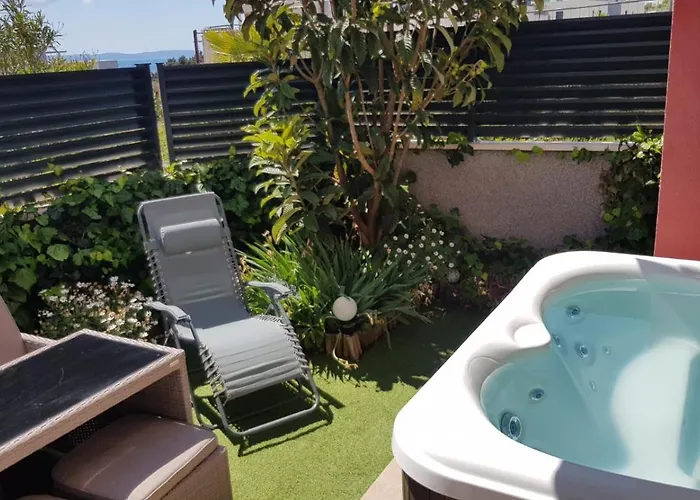 Salvia With Private Jacuzzi Split