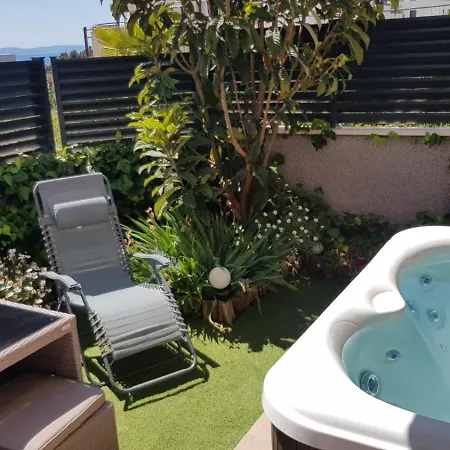 Salvia With Private Jacuzzi Split